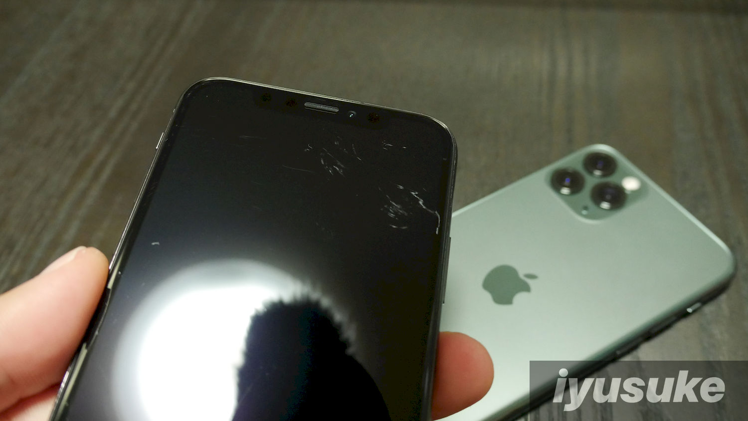 iPhone 11 Pro 重ねると傷つける