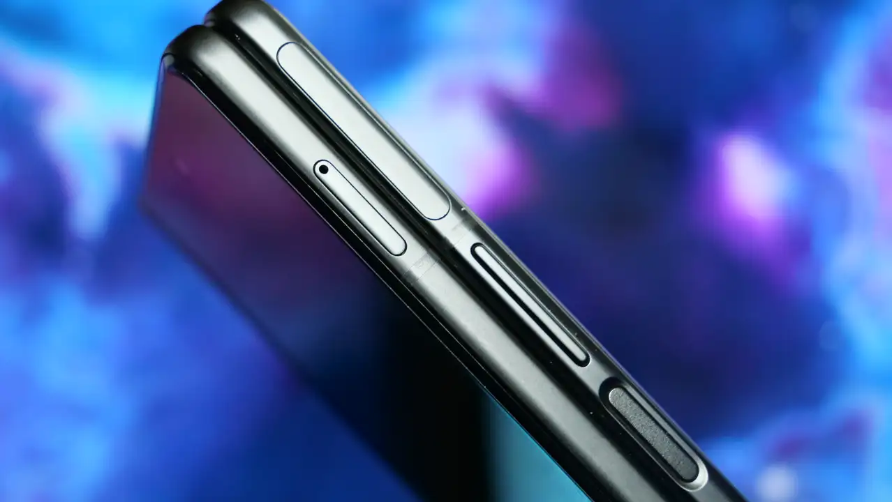 Galaxy Z Fold3 5G 指紋認証と音量調整ボタン