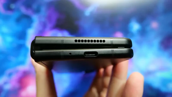 Galaxy Z Fold3 5G ヒンジ 折りたたんだ時の隙間