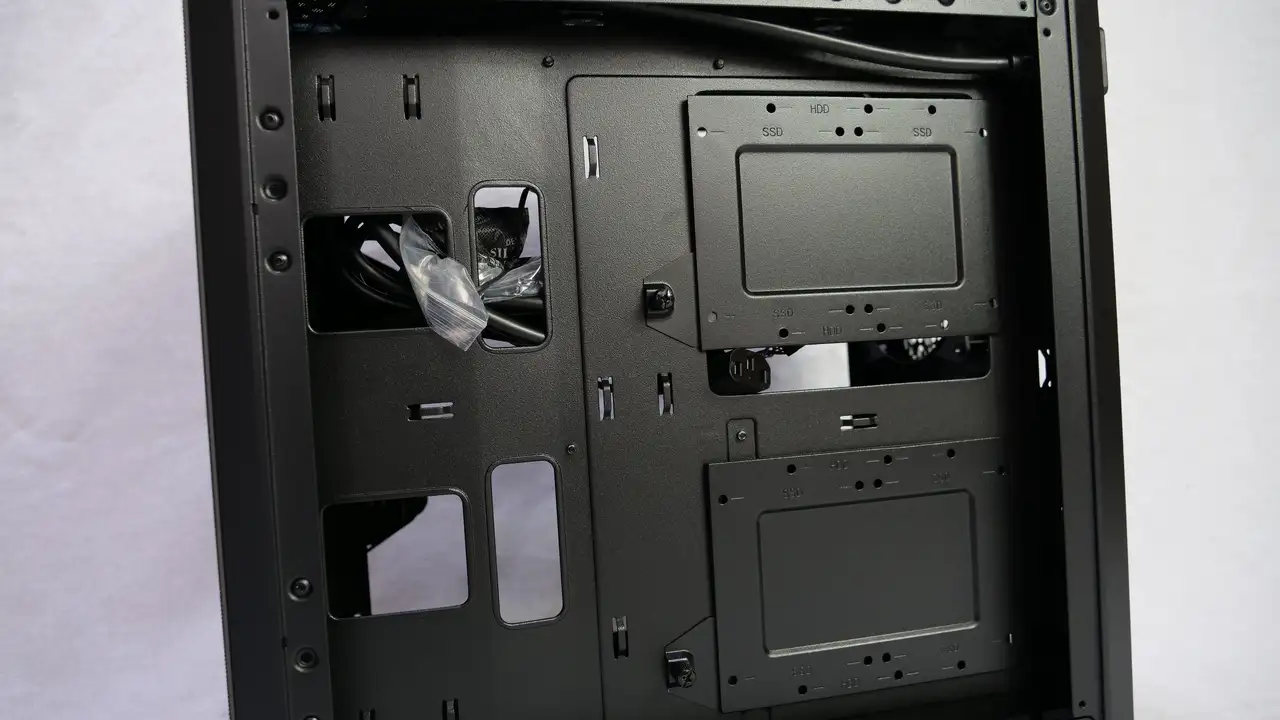CoolerMaster MasterBox Q500L 背面 ストレージ