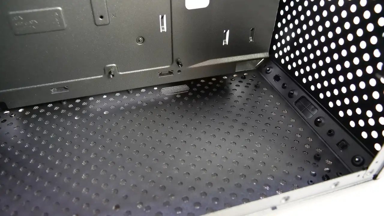 CoolerMaster MasterBox Q500L　底面のパンチング加工
