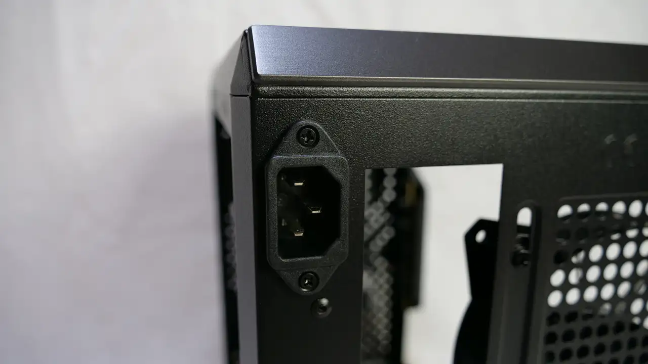 CoolerMaster MasterBox Q500L　電源コネクタ