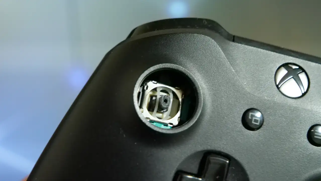 Xbox Wireless Controller 壊れたスティックを修理する方法