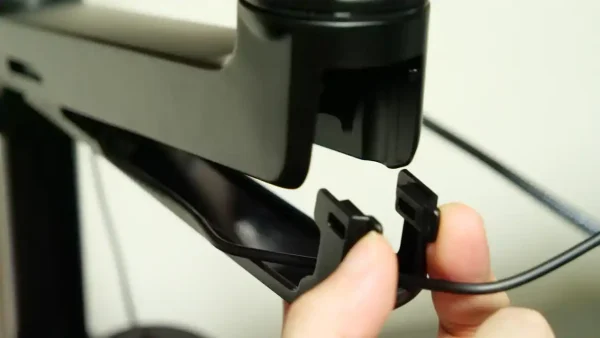 Amazonベーシック シングルモニターアーム ケーブルガイドの使い方