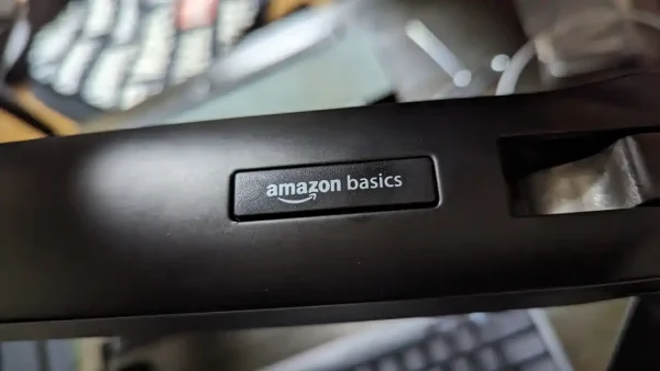Amazonベーシック シングルモニターアーム ロゴ