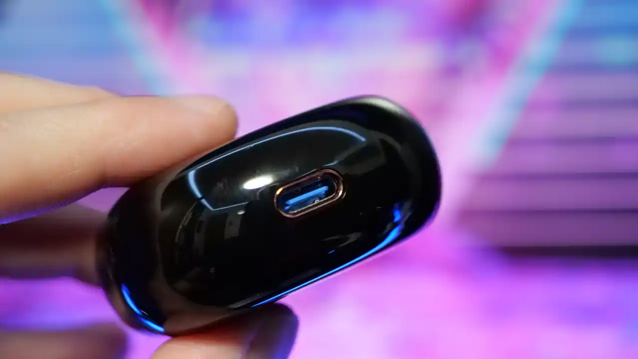 SOUNDPEATS Air4 Lite 充電用のUSB-C端子