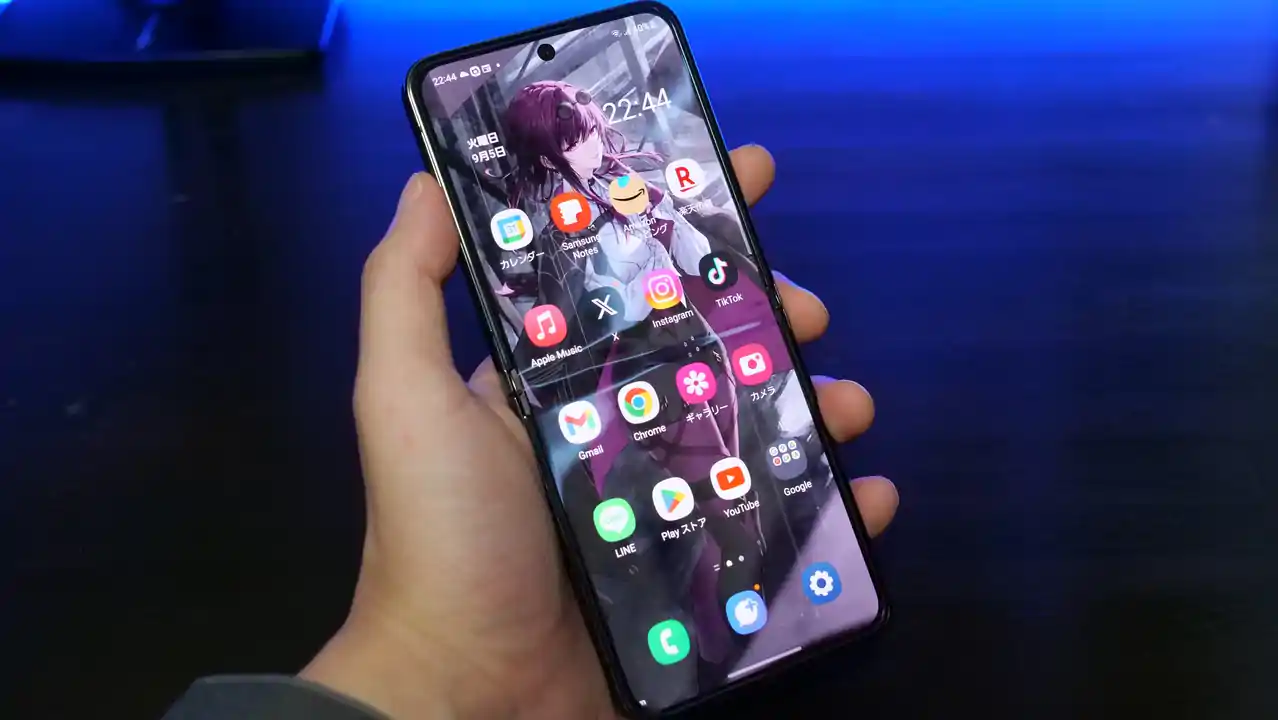 Galaxy Z Flip5 開いた状態のメインディスプレイ