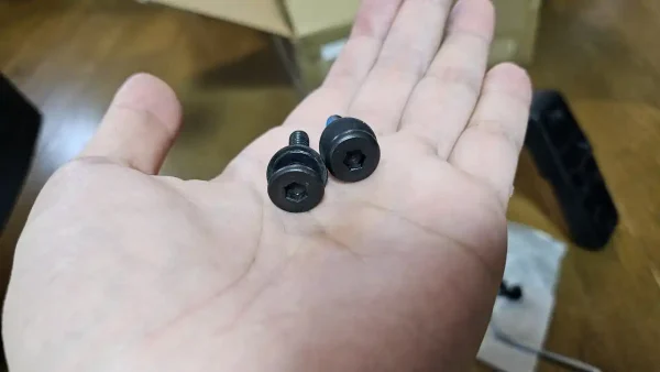 GrowSpica用 ボタン式4Dアームレスト 旧型と新型のネジの違い
