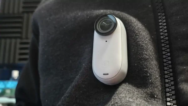 Insta360 GO 3　磁気ペンダントを装着した状態