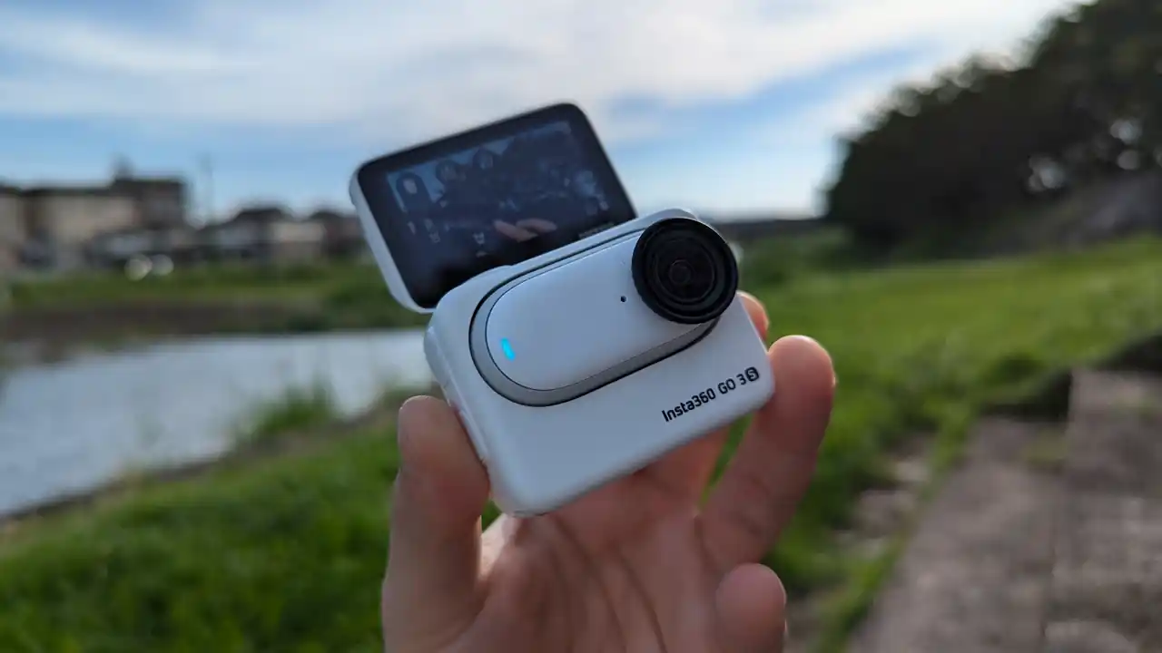 Insta360 GO3 S タッチスクリーンを展開した状態