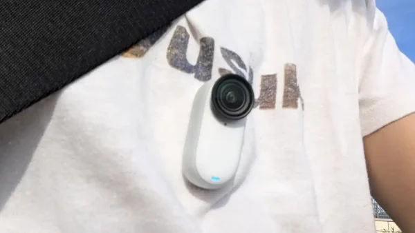 Insta360 GO3 S マグネットペンダントを装着した状態