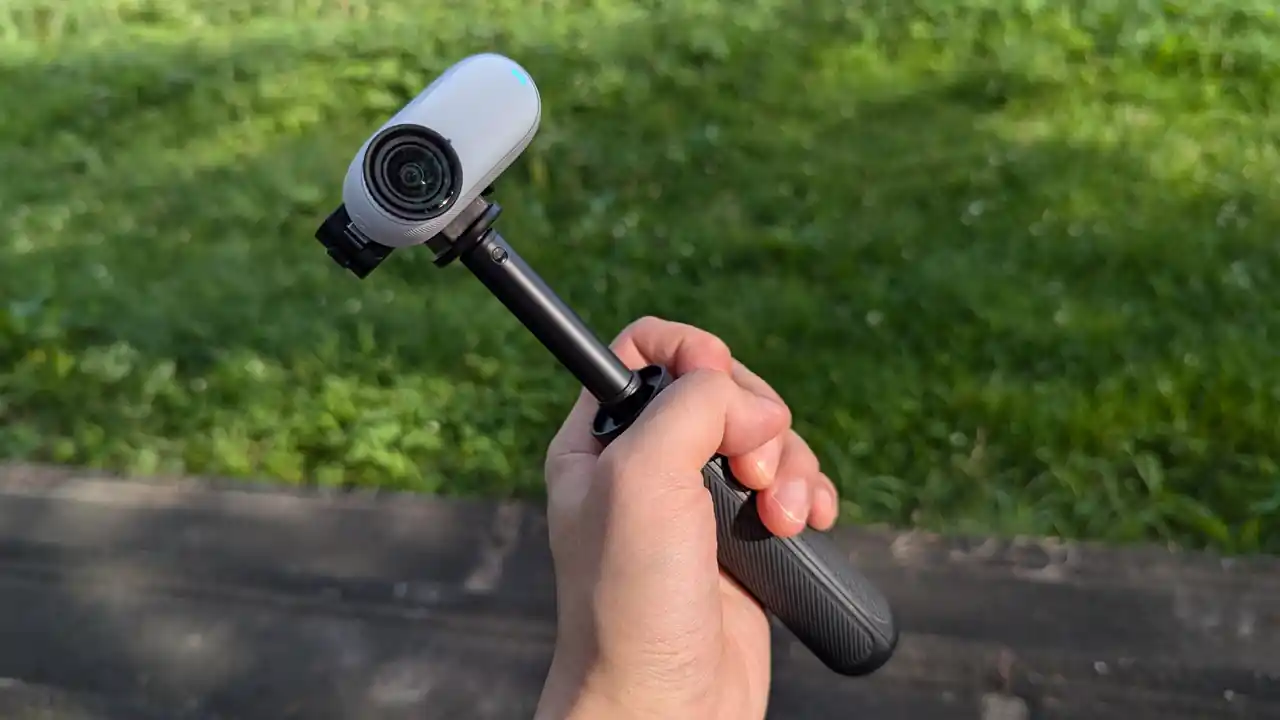 Insta360 GO3 Sに自撮り棒を取り付けた状態