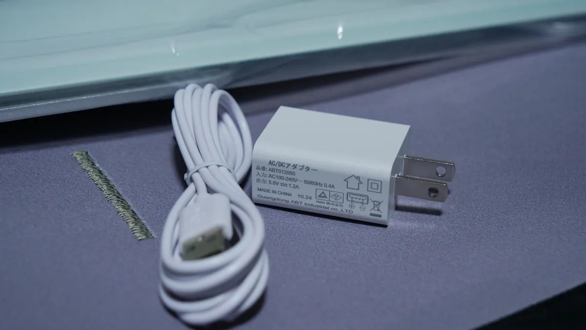 issin Smart Bath Mat 付属の充電ケーブルとアダプタ