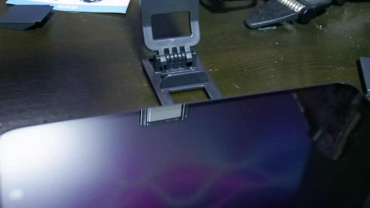 ガラスザムライ らくらくクリップでスマホを固定する