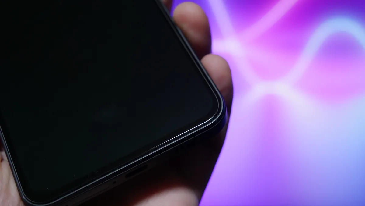ガラスザムライ スマホに貼り付けた状態 エッジ処理