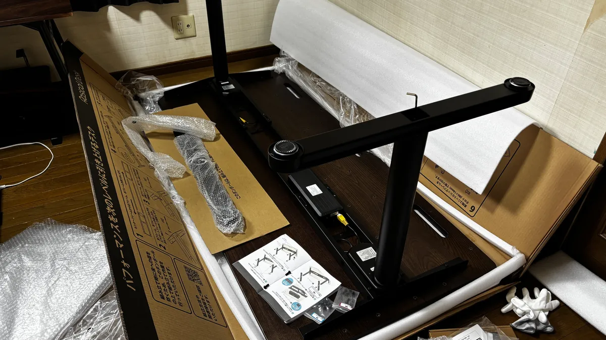 ラシカルデスク レッグフレームを取り付けている様子