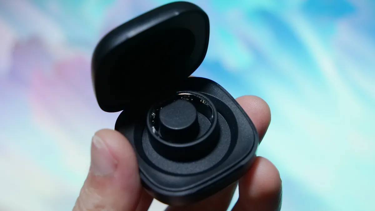 issin スマートリカバリーリング 充電ケースに入れた状態