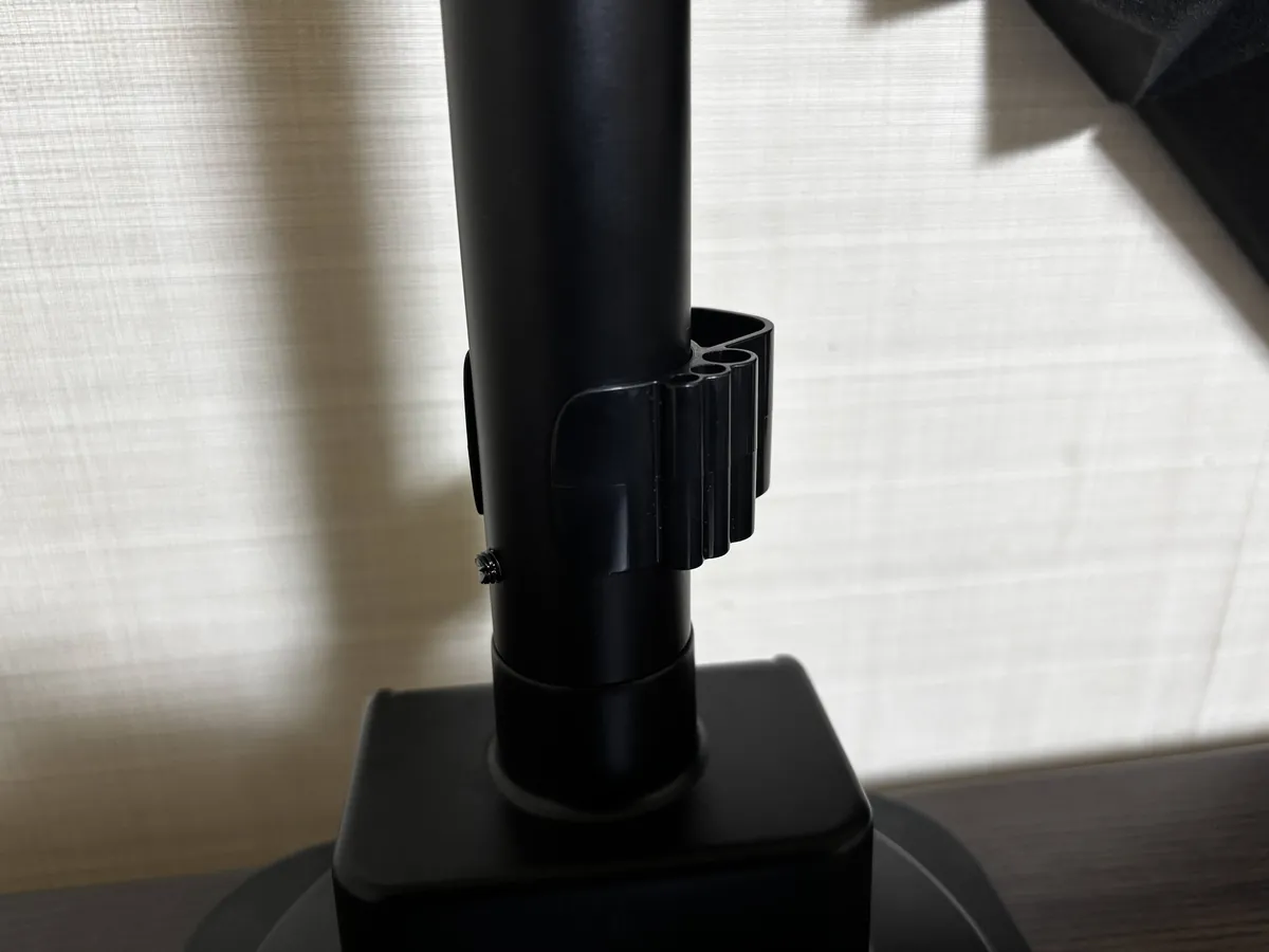 Rasical Monitor Arm ラシカルモニターアーム 支柱のケーブルカバー