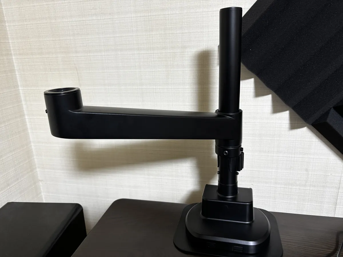 Rasical Monitor Arm ラシカルモニターアーム 支柱にアームを取り付けている様子