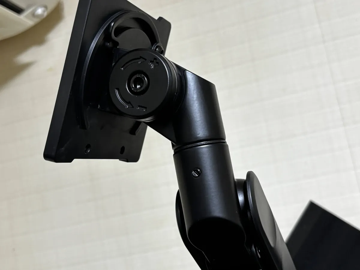 Rasical Monitor Arm ラシカルモニターアーム ブラケットを取り付けた状態