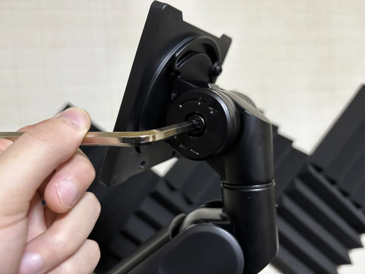 Rasical Monitor Arm ラシカルモニターアーム ブラケットの抜け止めネジを締めている様子