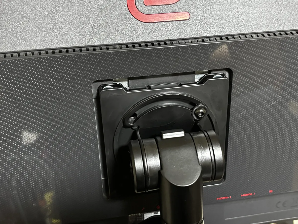 Rasical Monitor Arm ラシカルモニターアーム モニターを取り付けた状態