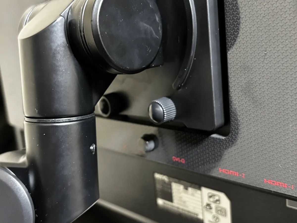 Rasical Monitor Arm ラシカルモニターアーム モニターを固定するネジ
