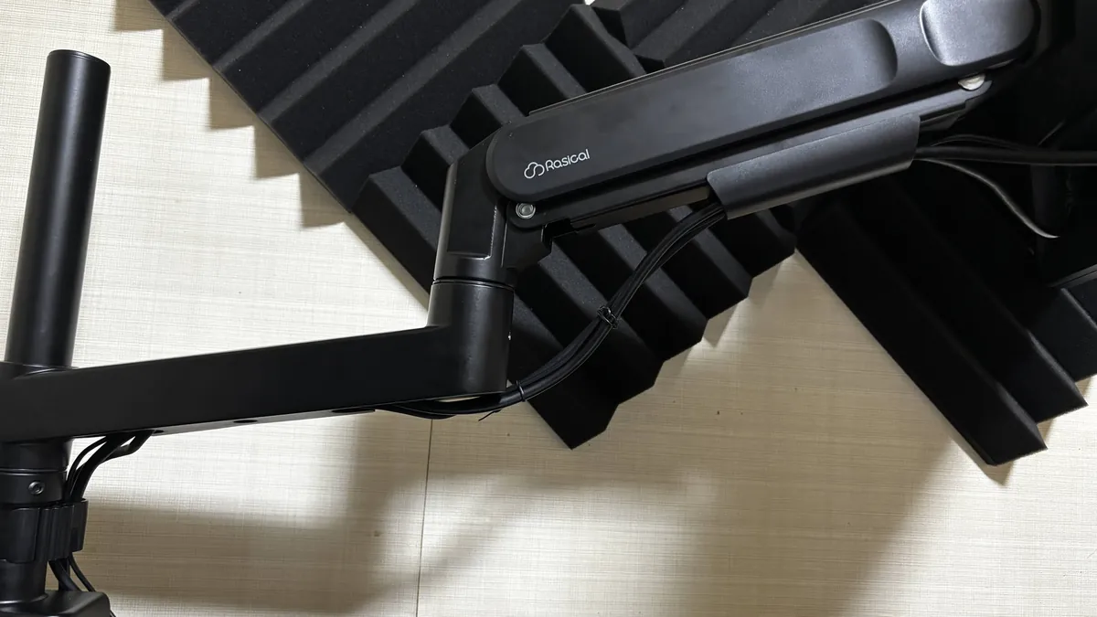 Rasical Monitor Arm ラシカルモニターアーム 配線をまとめた様子