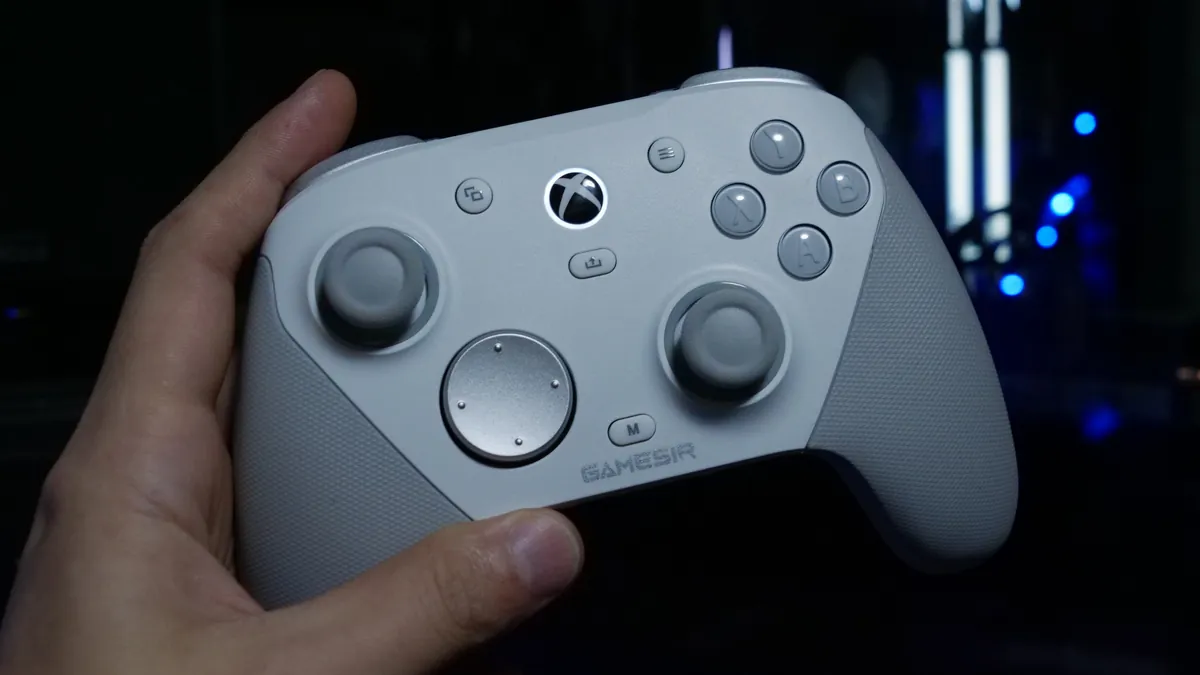 GameSir G7 Proを手に持った状態