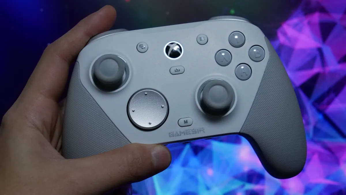 GameSir G7 Proのデザイン 手に持った状態