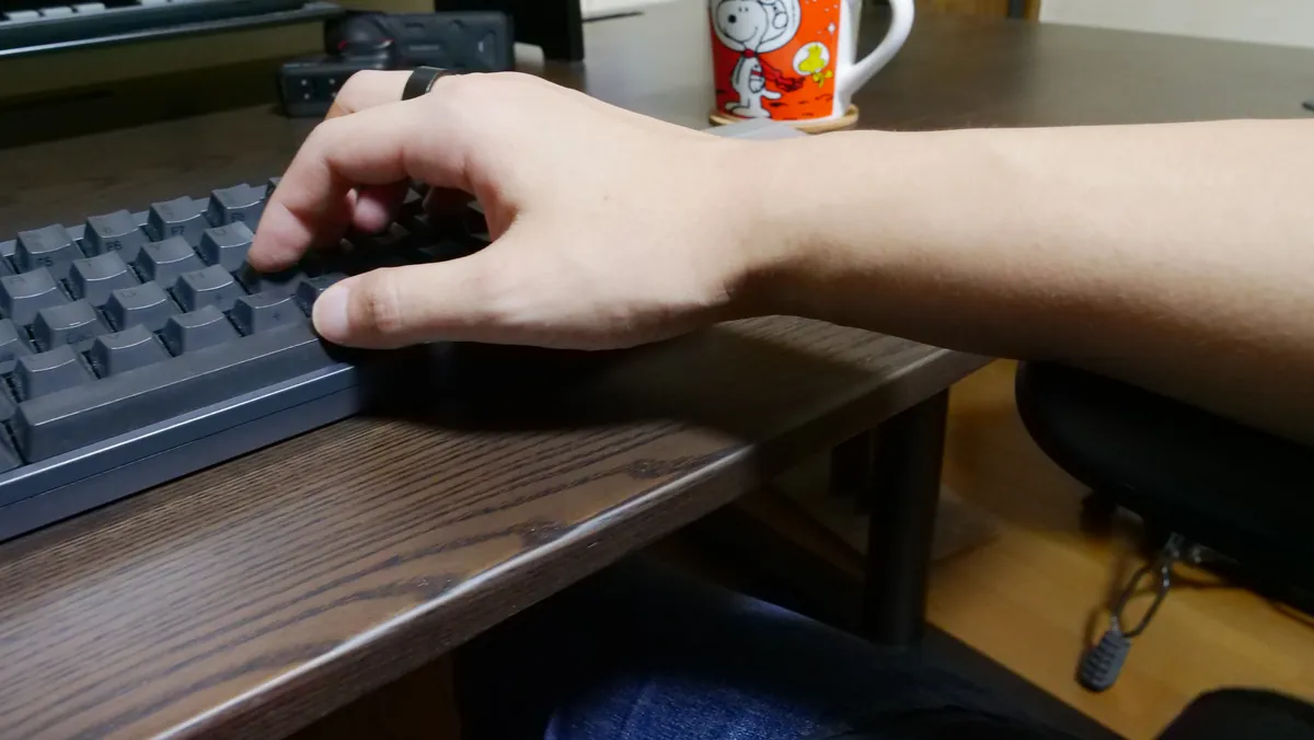 ラシカルチェアの7Dアームレストを使用している様子