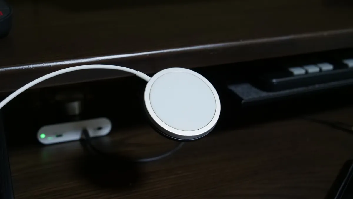 マグネットスタンドにMagSafe充電器を取り付けた状態