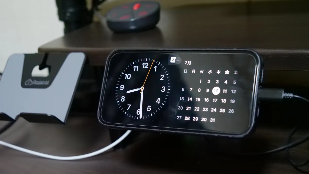 ラシカル マグネットスタンドにiPhoneを取り付けた状態 スタンバイモード