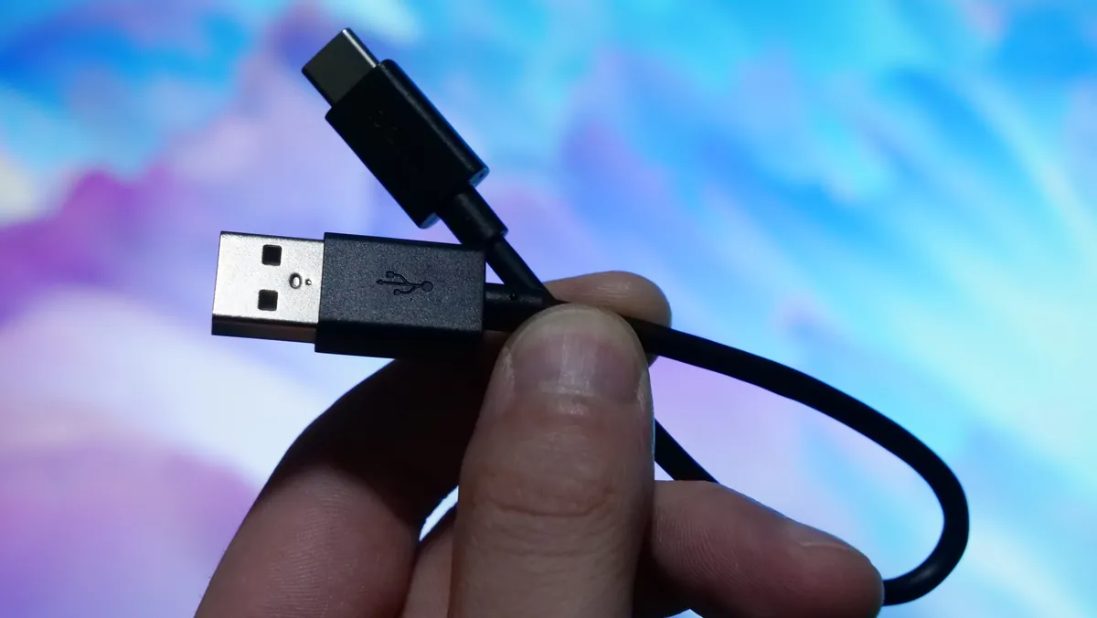付属のUSB AtoCケーブル